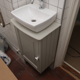 badrumskommod av furu i allmogestil med grå linojefärg